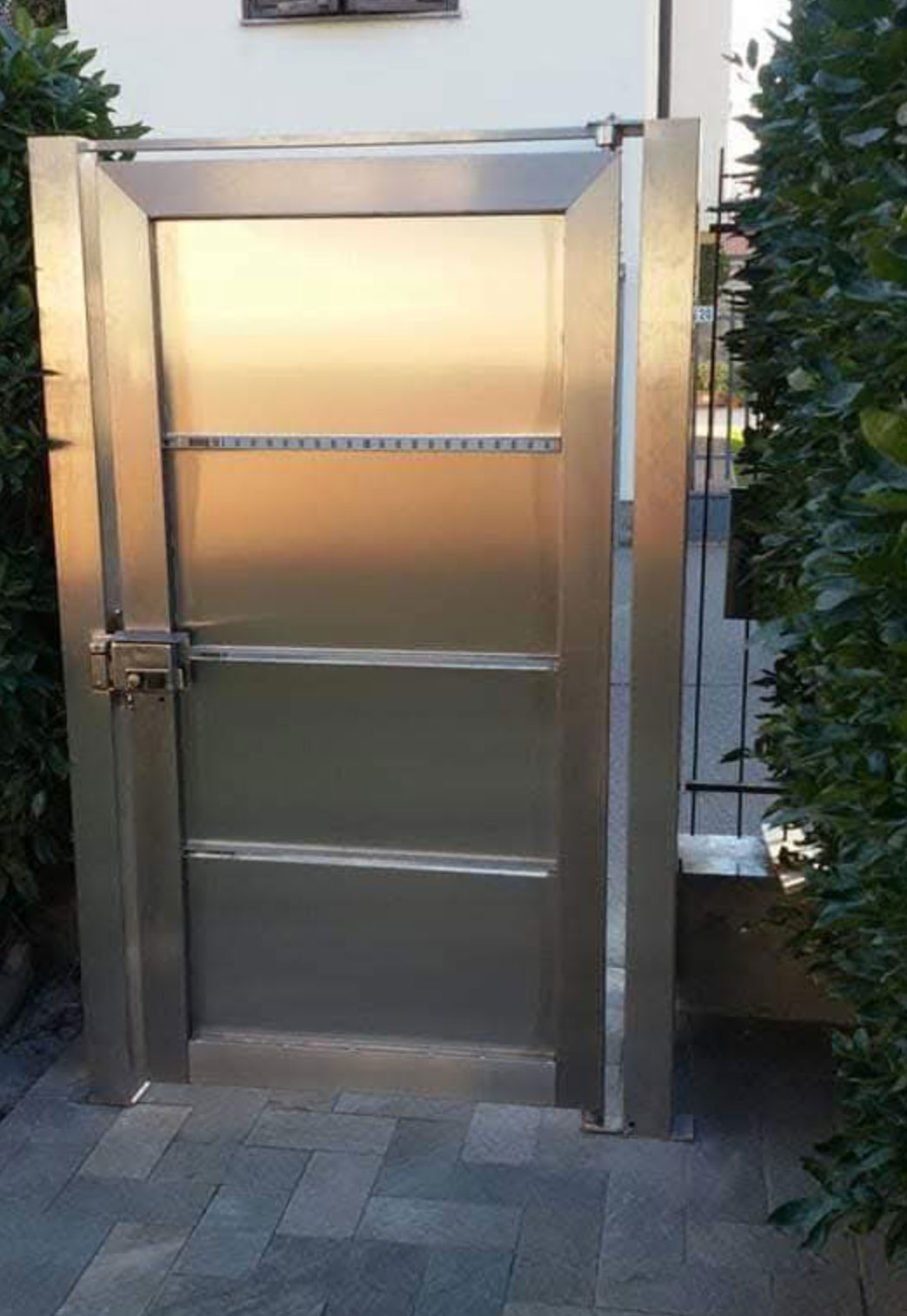 Realizzazione porte in ferro e acciaio su misura Realizzazione porte in ferro e acciaio su misura a Robecco sul Naviglio, Vigevano, Trecate, Sedriano, Vittuone, Corbetta, Arluno, Magenta e Abbiategrasso. Porte per cantine, box, aziende e magazzini.