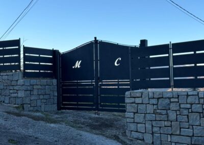 Realizzazione cancelli su misura a Robecco sul Naviglio, Vigevano, Trecate, Sedriano, Vittuone, Corbetta, Arluno, Magenta e Abbiategrasso. Ferro e acciaio per cancelli carrai e pedonali.