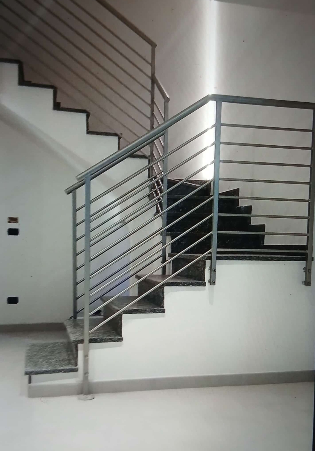 Realizzazione parapetti Realizzazione parapetti su misura a Robecco sul Naviglio, Vigevano, Trecate, Sedriano, Vittuone, Corbetta, Arluno, Magenta e Abbiategrasso. Ferro e acciaio per scale, balconi e terrazzi.